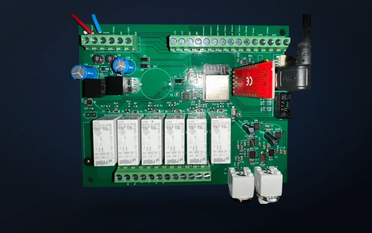 Placa de circuito impreso propia, poblada: seis relés, módulo ESP32, bornes de conexión y las entradas de las sondas de pH y cloro
