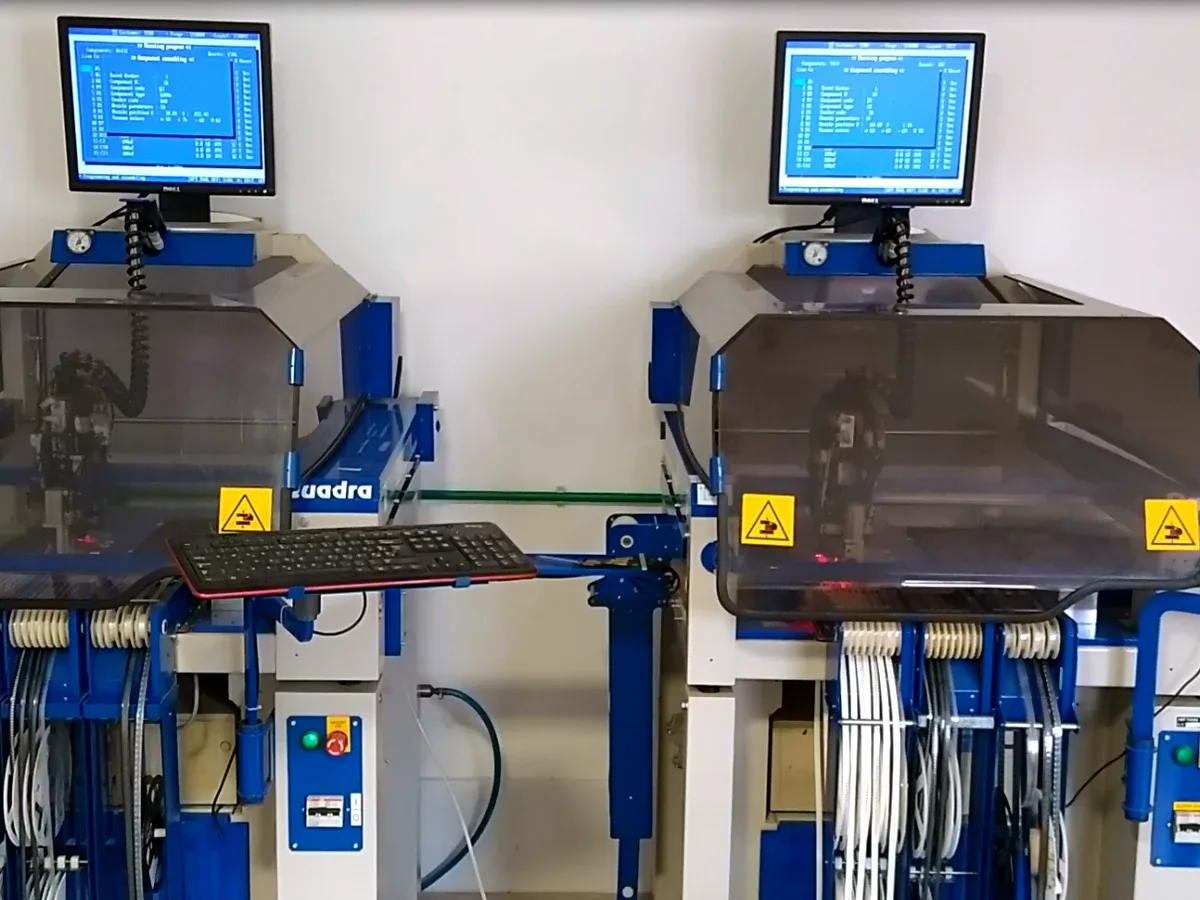 Dos insertadoras automáticas de una línea de producción SMD, cada una con su monitor de control